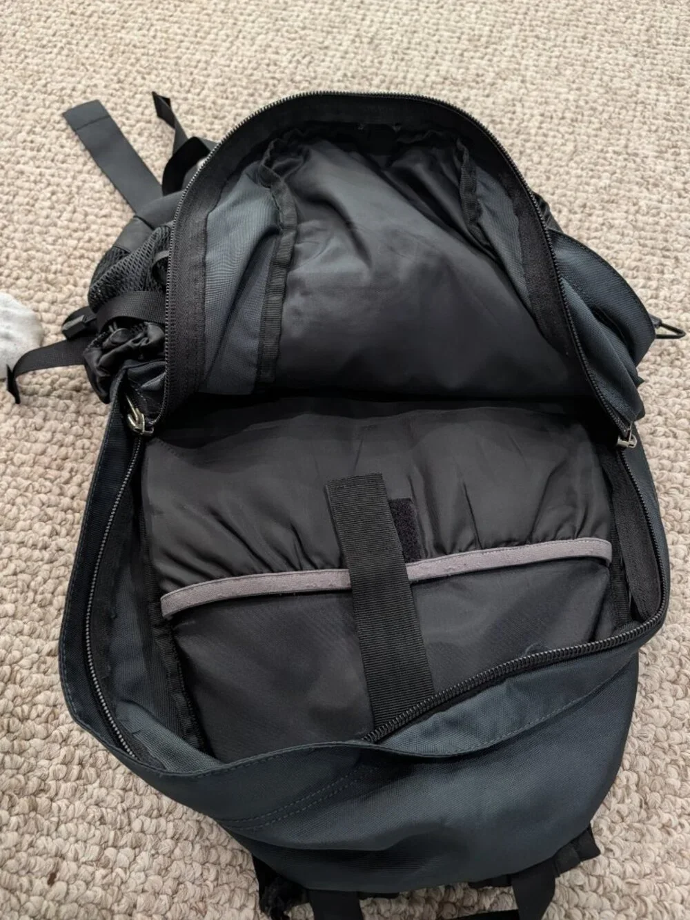 the north face hot shot 30L hiking backpack - black
